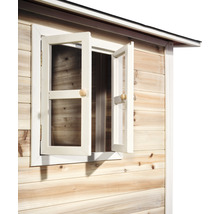 Vue détaillée d''une cabane de jardin en bois avec fenêtre ouverte