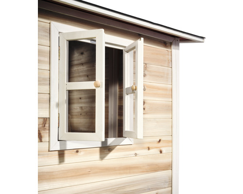Detailansicht eines Holzgartenhauses mit geöffnetem Fenster