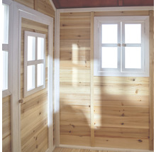 Vue intérieure d''une cabane de jeux en bois avec fenêtre et porte