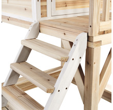 Gros plan d''un escalier en bois menant à une cabane de jeux