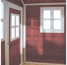 Vue intérieure d''une maison en bois avec fenêtre et porte
