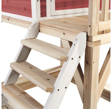 Vue détaillée d''un escalier en bois menant à une maison de jeu.