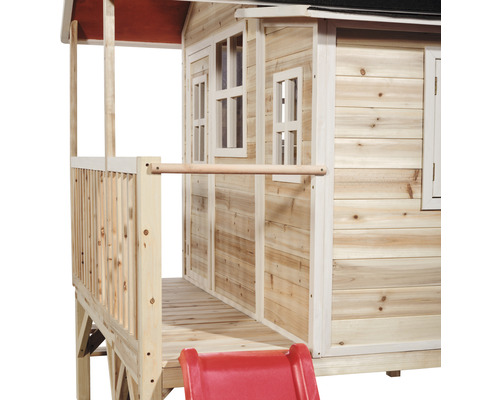 Maisonnette en bois avec toboggan