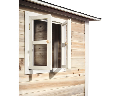 Vue détaillée d''une maison de jardin en bois avec fenêtre ouverte