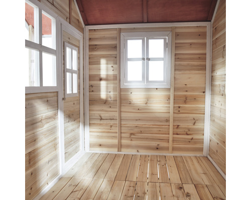 Vue intérieure d''une cabane de jardin en bois avec fenêtre et porte