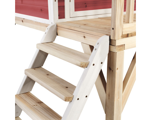 Image détaillée d''un escalier en bois menant à une cabane de jeu.