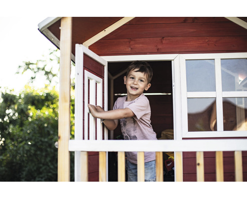 Garçon dans une cabane en bois avec fenêtre et porte