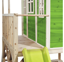 Vue détaillée d''une cabane de jeux avec toboggan en bois