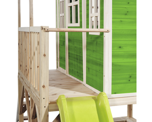 Vue détaillée d''une cabane de jeux avec toboggan en bois