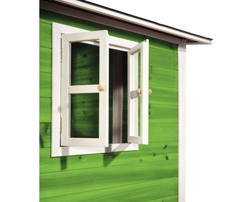 Vue détaillée d''une cabane de jeu avec fenêtre ouverte.
