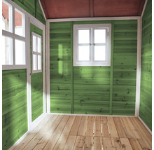 Intérieur d''une cabane de jeu avec plancher en bois, murs peints en vert et fenêtre