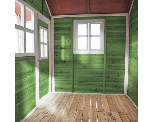 Intérieur d''une cabane de jeu avec plancher en bois, murs peints en vert et fenêtre