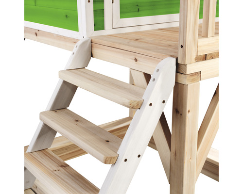 Gros plan d''un escalier en bois menant à une tour de jeu