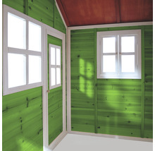 Vue intérieure d''une cabane de jeux avec murs en bois, fenêtres et porte