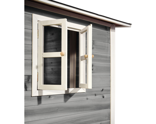 Vue détaillée d''une cabane de jardin en bois avec fenêtre ouverte