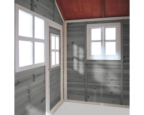 Vue intérieure d''une cabane de jardin avec des fenêtres et une porte en bois