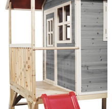 Holzspielhaus mit roter Rutsche