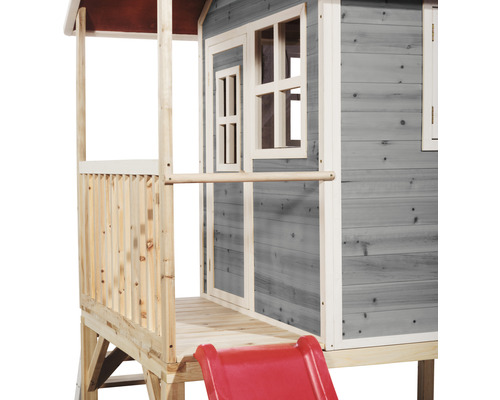 Maisonnette en bois avec toboggan rouge