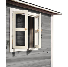 Detailansicht eines Holzhauses mit geöffnetem Fenster