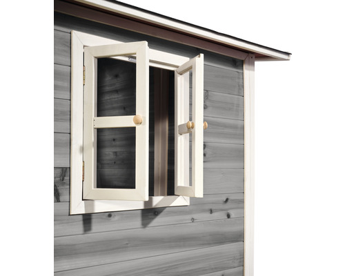Vue détaillée d''une maison en bois avec fenêtre ouverte