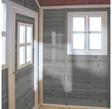 Innenansicht eines Spielhauses mit Fenster und Tür aus Holz