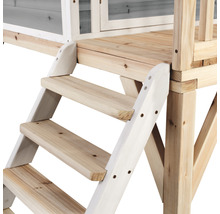 Detailaufnahme einer Holztreppe, die zu einem Spielhaus führt