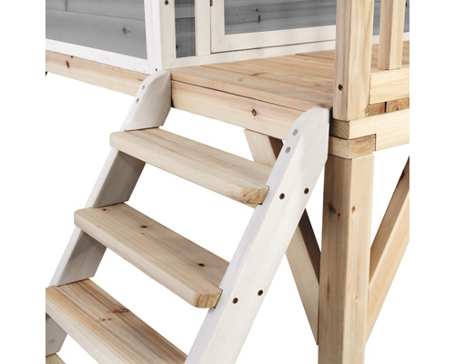 Gros plan d''un escalier en bois menant à une cabane de jeu