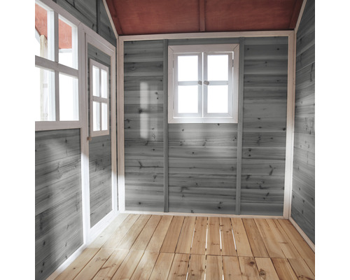 Vue intérieure d''une cabane de jeux avec murs en bois, plancher en bois et fenêtres