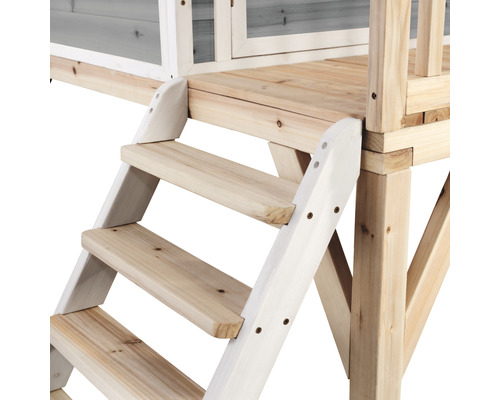Escalier en bois menant à une cabane de jeux