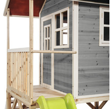 Spielhaus aus Holz mit Rutsche