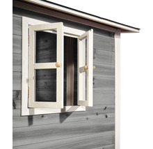 Detailansicht eines geöffneten Fensters an einem Gerätehaus