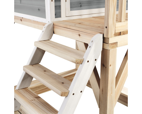 Gros plan d''un escalier en bois menant à une cabane pour enfants