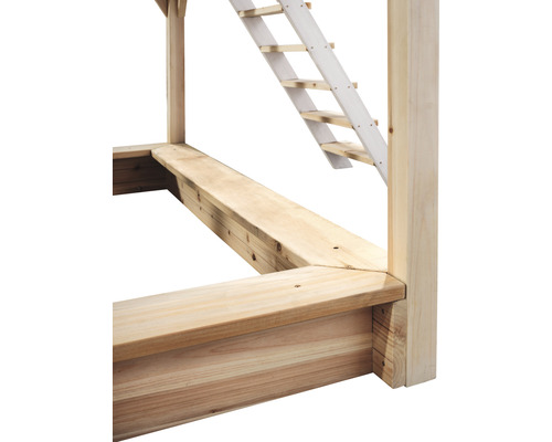 Vue détaillée d''une tour de jeux en bois avec une échelle.