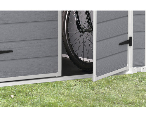 Vélo rangé dans un abri de jardin