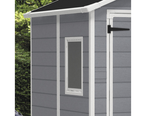 Vue détaillée d''un abri de jardin avec fenêtre et ferrure de porte