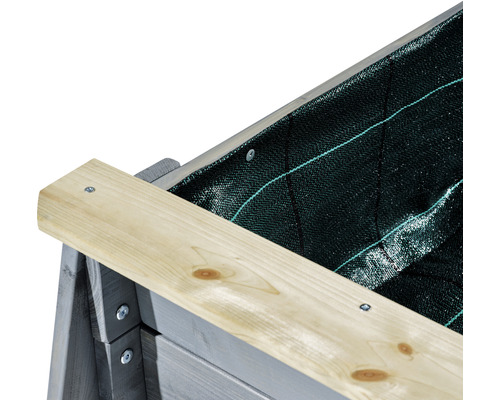 Detailansicht eines Hochbeets mit Schutzvlies