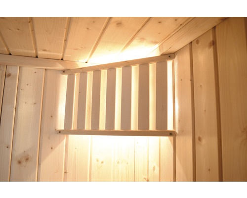 Vue détaillée d''un mur de sauna avec élément de ventilation en bois