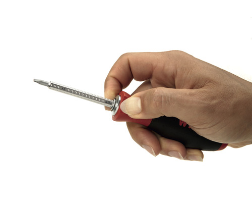 Main tenant un tournevis Wiha