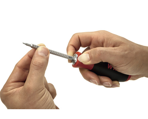 Une personne change l''embout d''un tournevis Wiha.