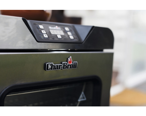 Logo Char-Broil sur un gril avec affichage numérique.