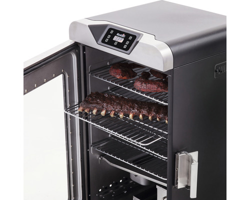 Fumoir électrique avec des côtes levées sur des grilles