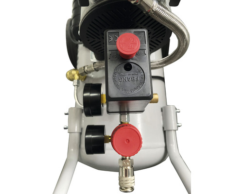 Detailansicht eines Kompressors mit Druckregler und Manometer