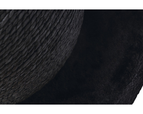 Gros plan d''un chapeau de paille noir avec une texture tissée