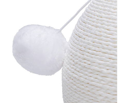 Nahaufnahme eines Kratzbaums mit einem Spielzeugball