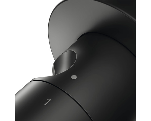 Detailaufnahme einer schwarzen Duscharmatur mit Nummer 1