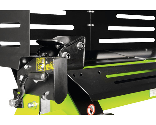 Detailansicht eines Holzspalters mit Bedienungsanleitung und Sicherheitszeichen