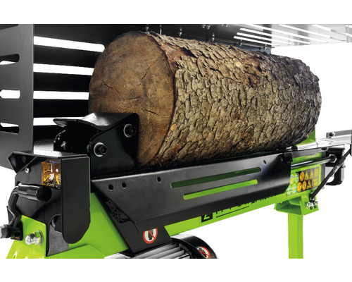 Fendeuse à bois avec une bûche de bois