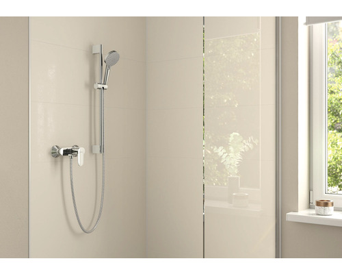 Duscharmatur mit Brausestange und Brauseschlauch im Badezimmer