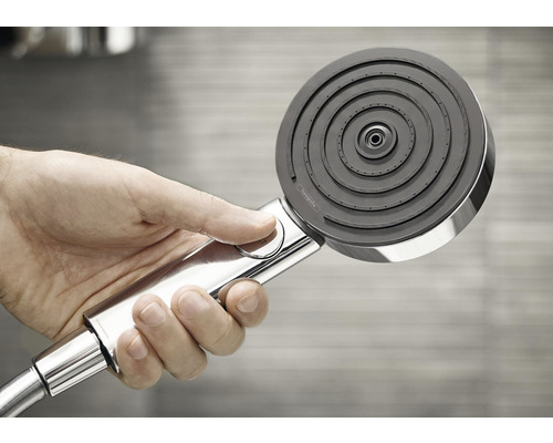 Main tenant une pomme de douche avec différents types de jets