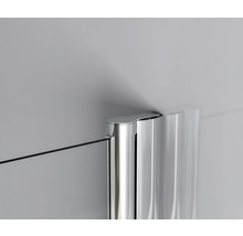 Detailansicht eines Duschabtrennungsprofils mit Glas